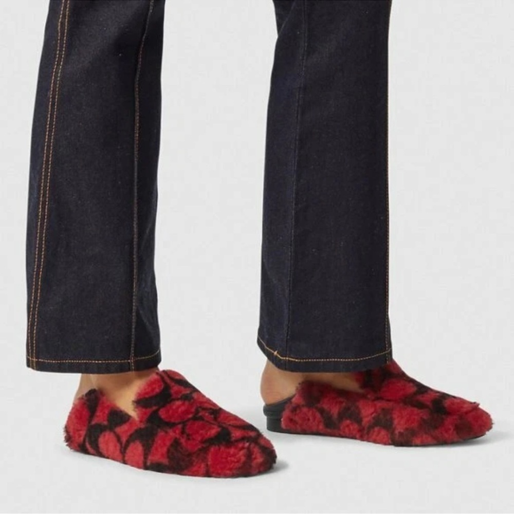 Coach Holly Signature Shearling
Loafers Slipper RASPBERRY Size 8.5
